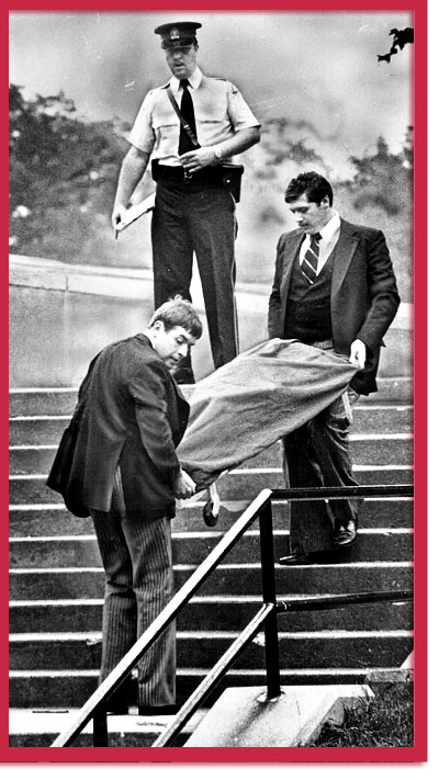 Police remove Shirley Hauser's body from schoolyard, photo by Boris Spremo