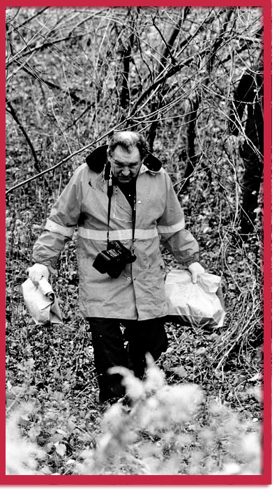 Search for Larry Arnold's personal effects, photo by Mike Slaughter, 1994